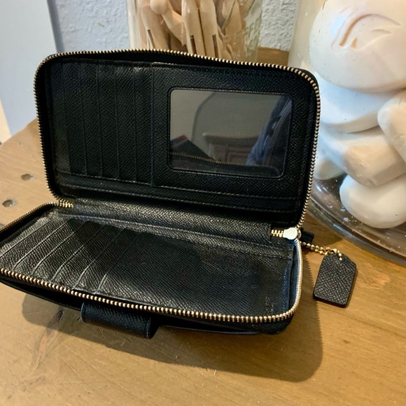 EUC **Coach** large wallet. Zipper closure. Wristlet strap is removable. - Picture 7 of 7